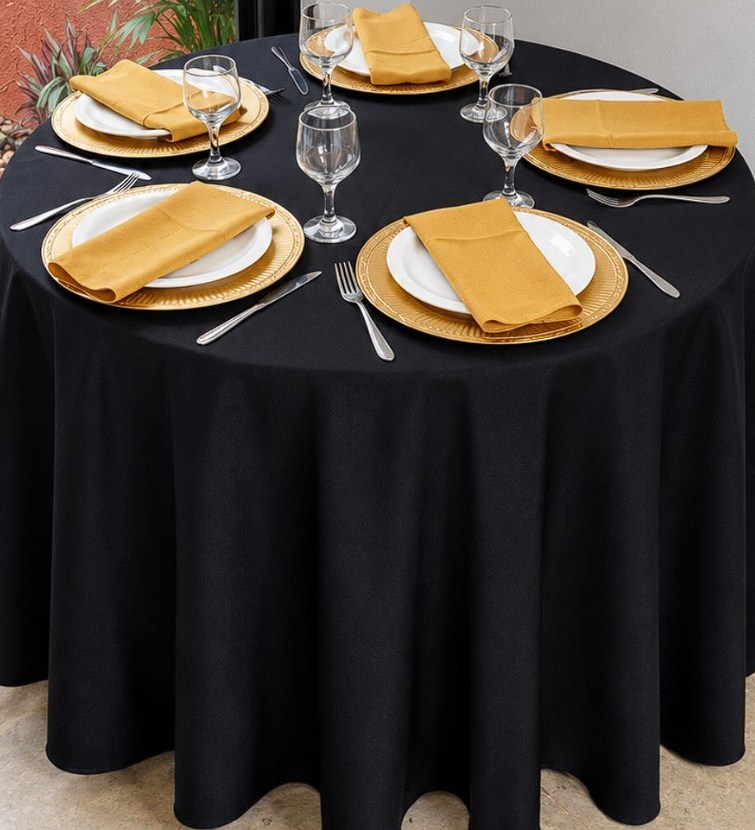 Depois: mesa posta com louças, taças e guardanapos