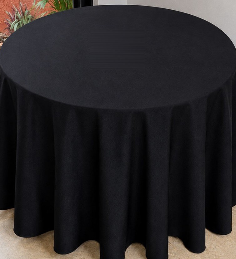 Antes: mesa com toalha preta, ainda sem a composição
